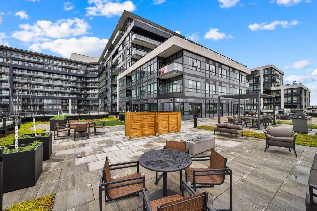 Outdoor terrace at Distrikt Trailside 2.0