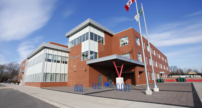 École secondaire Ronald-Marion campus exterior