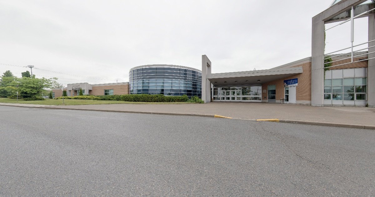 Entrance of École secondaire catholique Saint-Charles-Garnier, Whitby